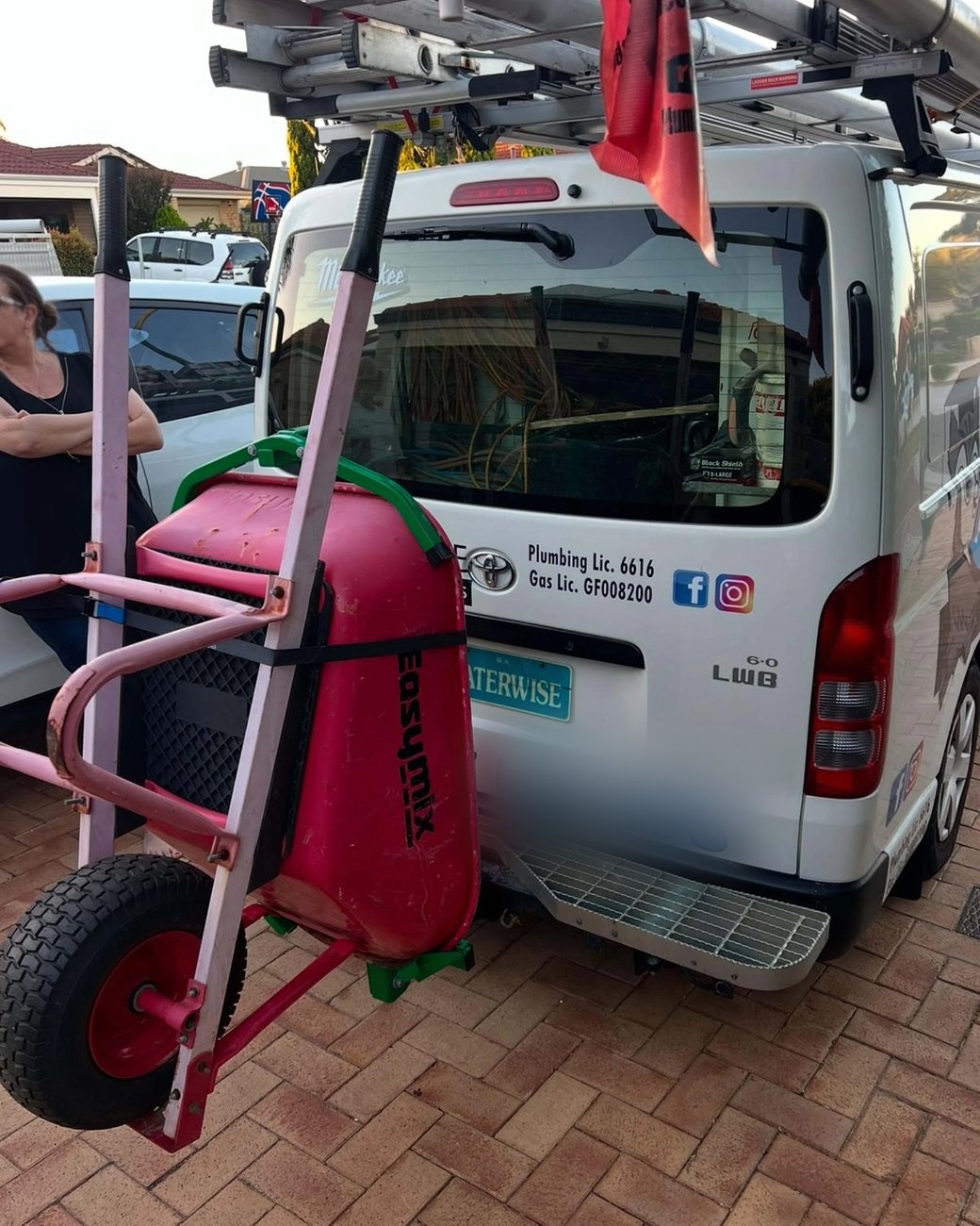 Customer setup: pink Easymix wheelbarrow carried on the tow hitch of a plumbing van using Barry